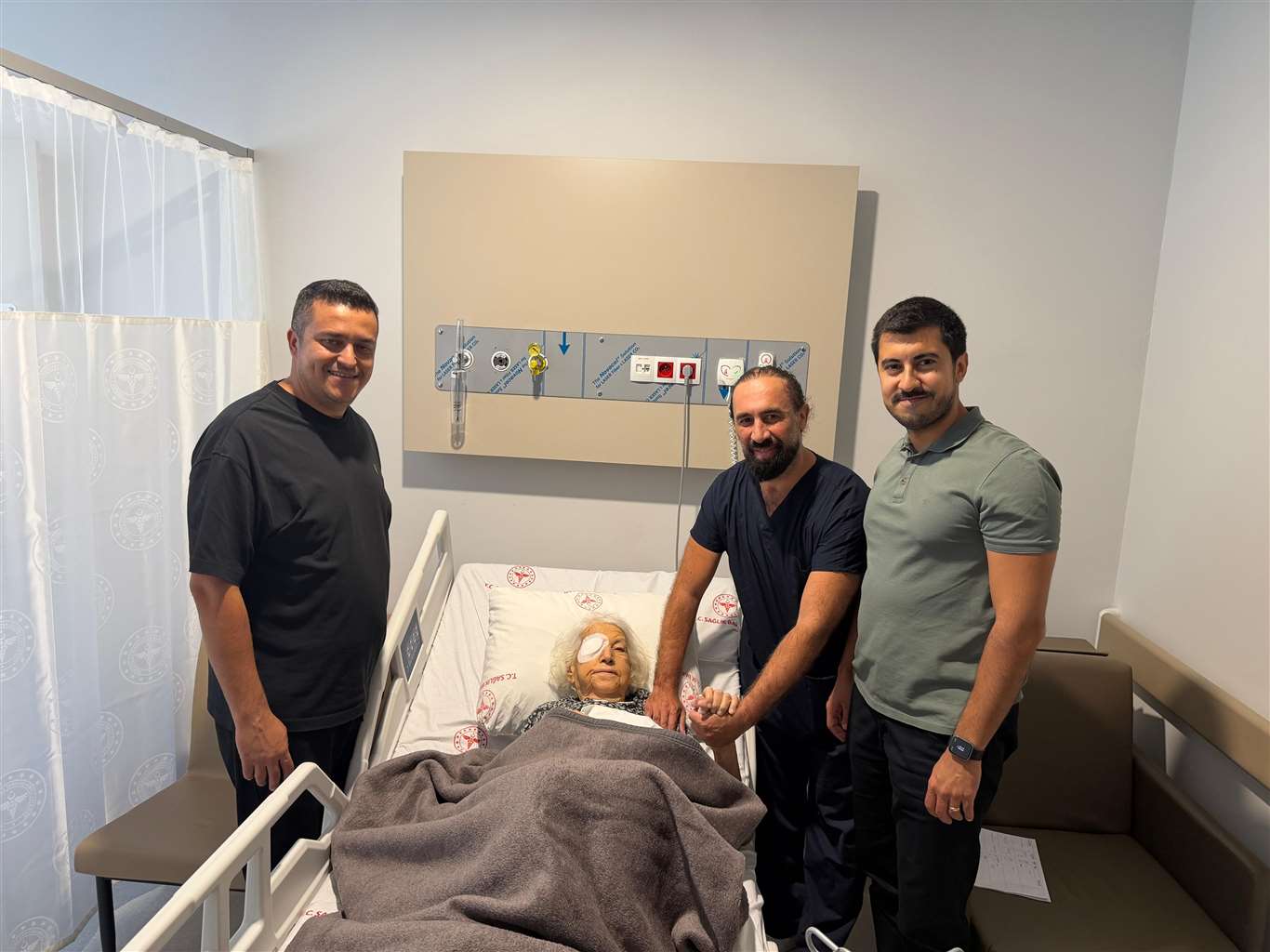 Marmaris Devlet Hastanesi’nde 93 yaşındaki hastaya başarılı göz ameliyatı haberi