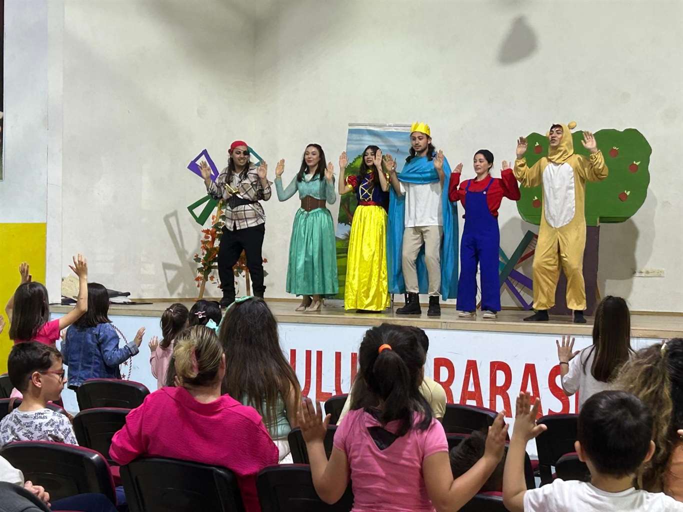 Muğla'da üniversite öğrencileri çocuklara tiyatro oyunu sergiledi haberi