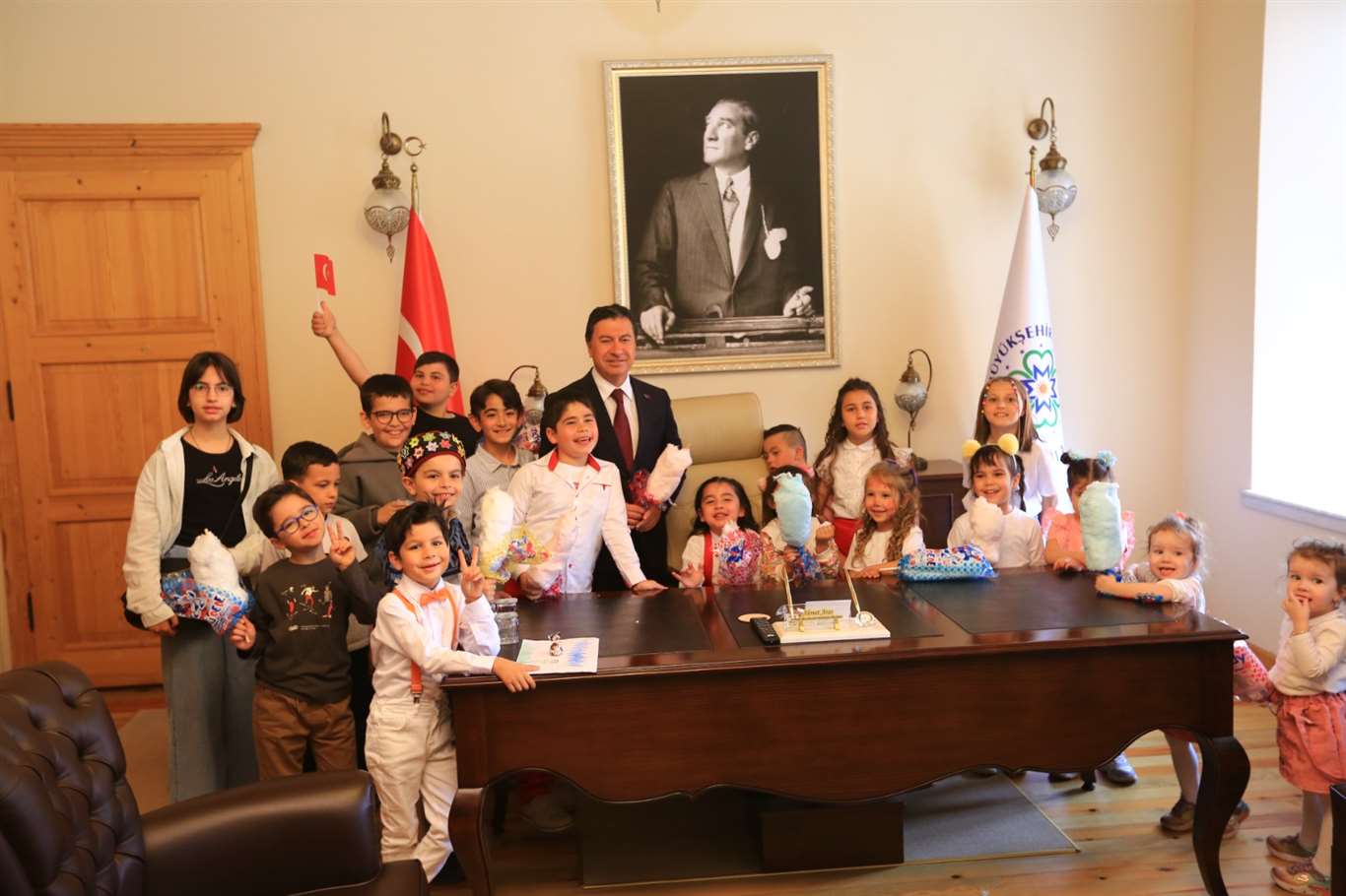 Başkan Aras 23 Nisan'da koltuğu çocuklara devretti haberi