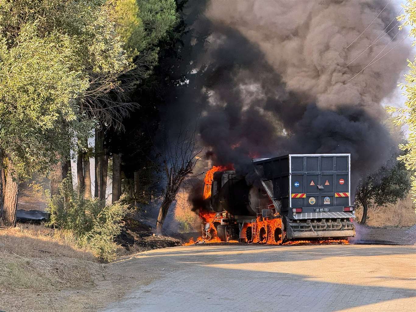 Dalaman Belediyesine ait araç alev alev yandı haberi