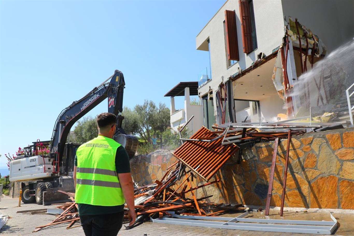 Bodrum’da kaçak yapılarda yıkım çalışmaları sürüyor haberi