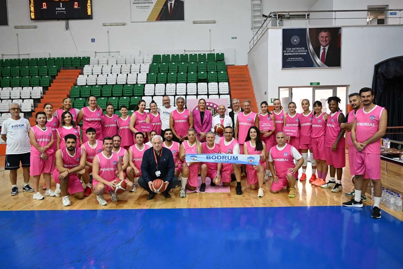 Bodrum kadın basketbol takımı ve doktorlar meme farkındalığı için maç yaptı haberi