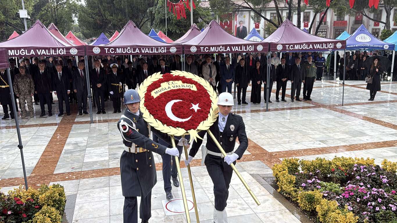 Cumhuriyet Bayramı çelenk töreni yağmur altında yapıldı haberi