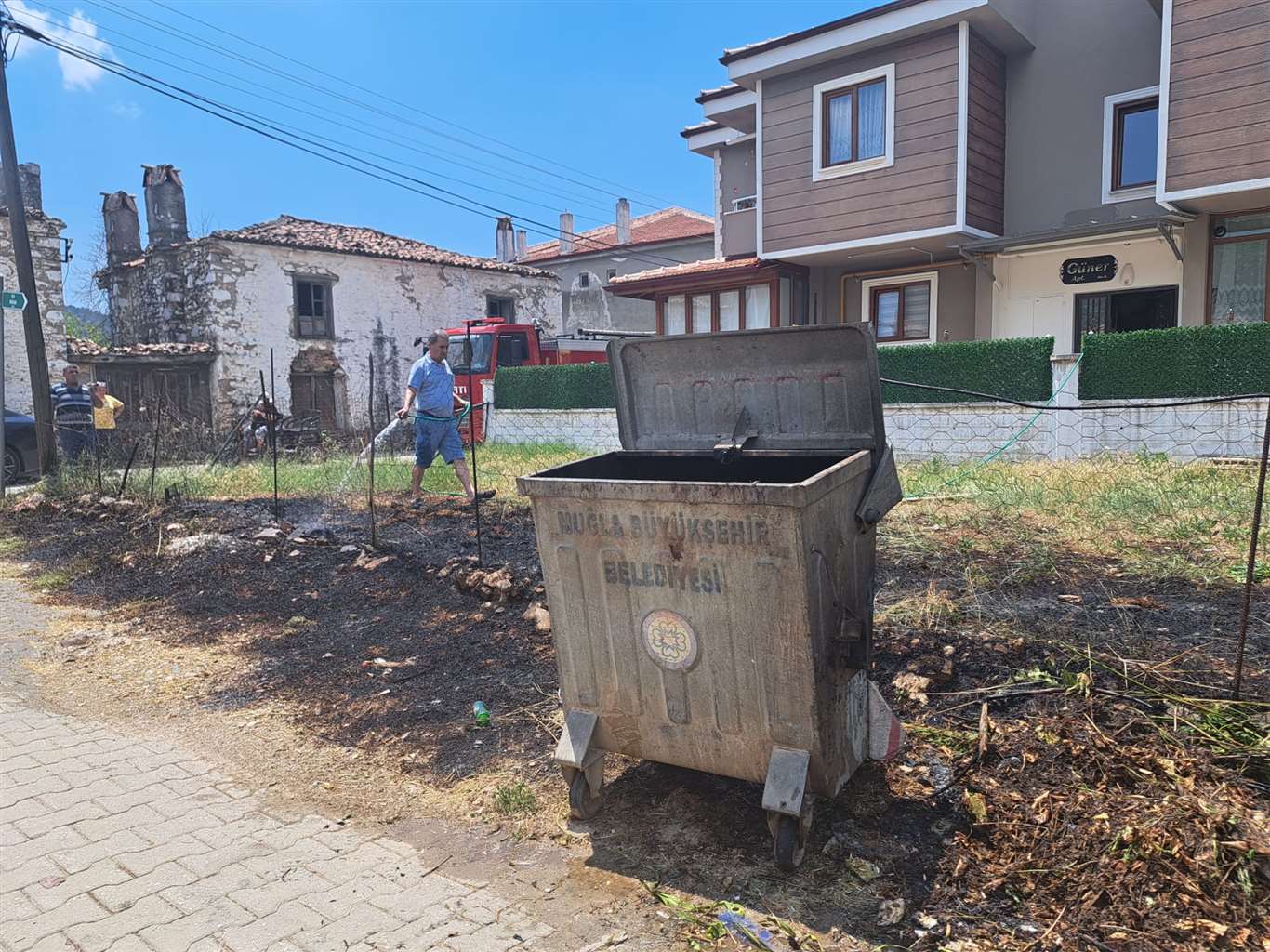 Menteşe'de çöp kutusundan çıkan yangın bahçeye sıçradı haberi