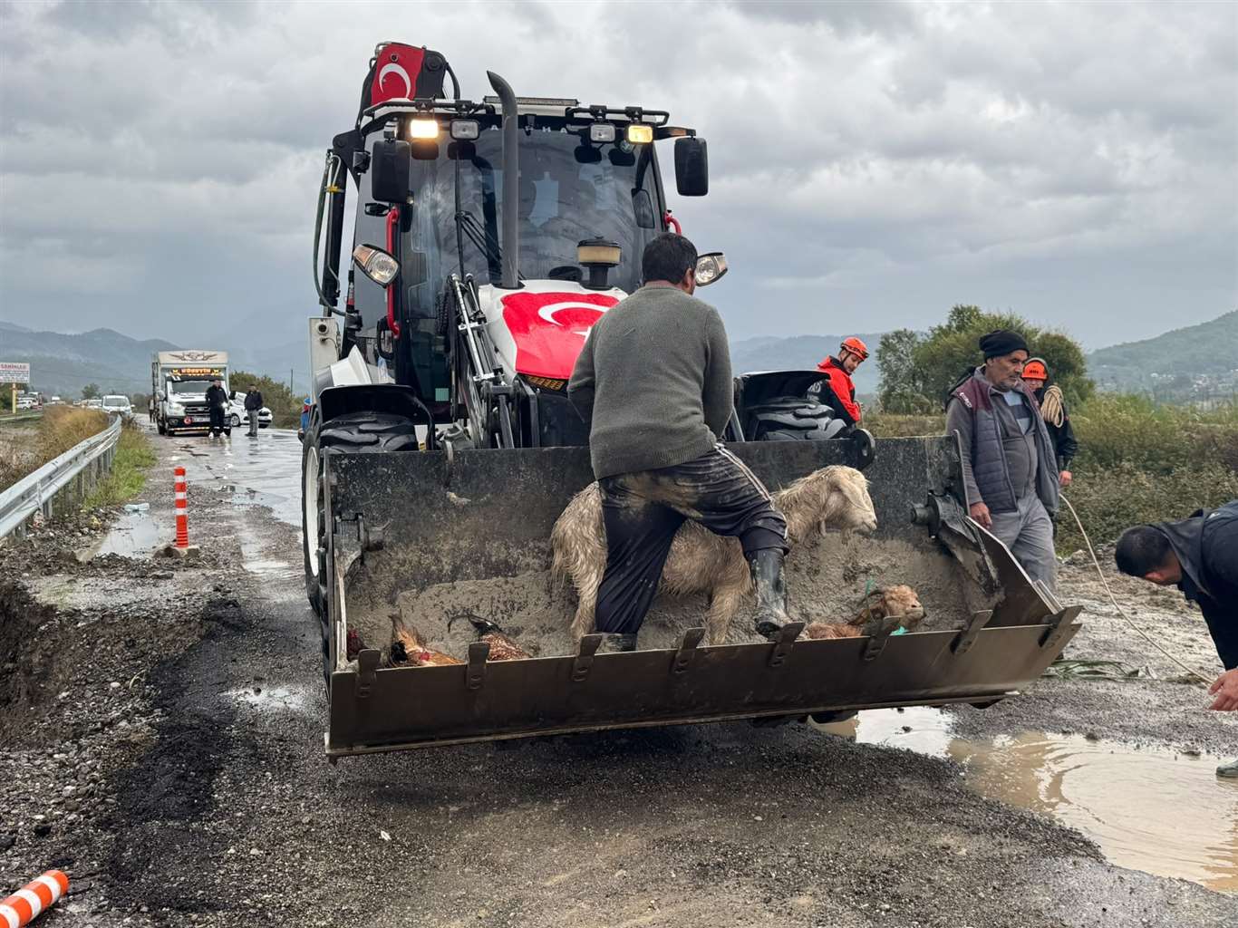 Dalaman'da Tersakan Çayı taştı, yollar su altında kaldı haberi