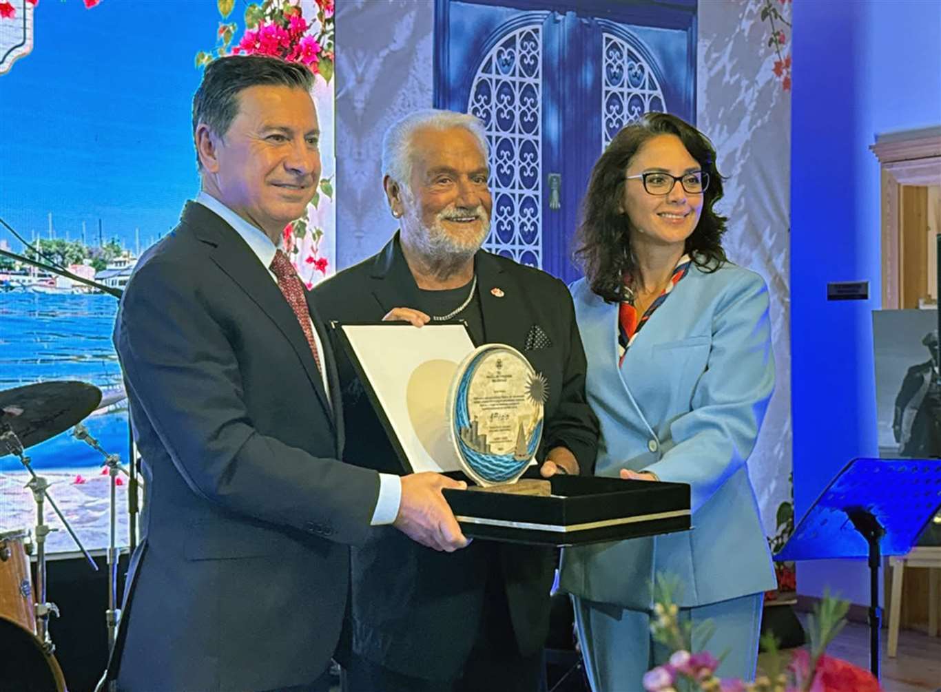 Fedon’a Muğla Büyükşehir ve Bodrum Belediyesinden fahri turizm elçiliği beratı ve plaketi haberi