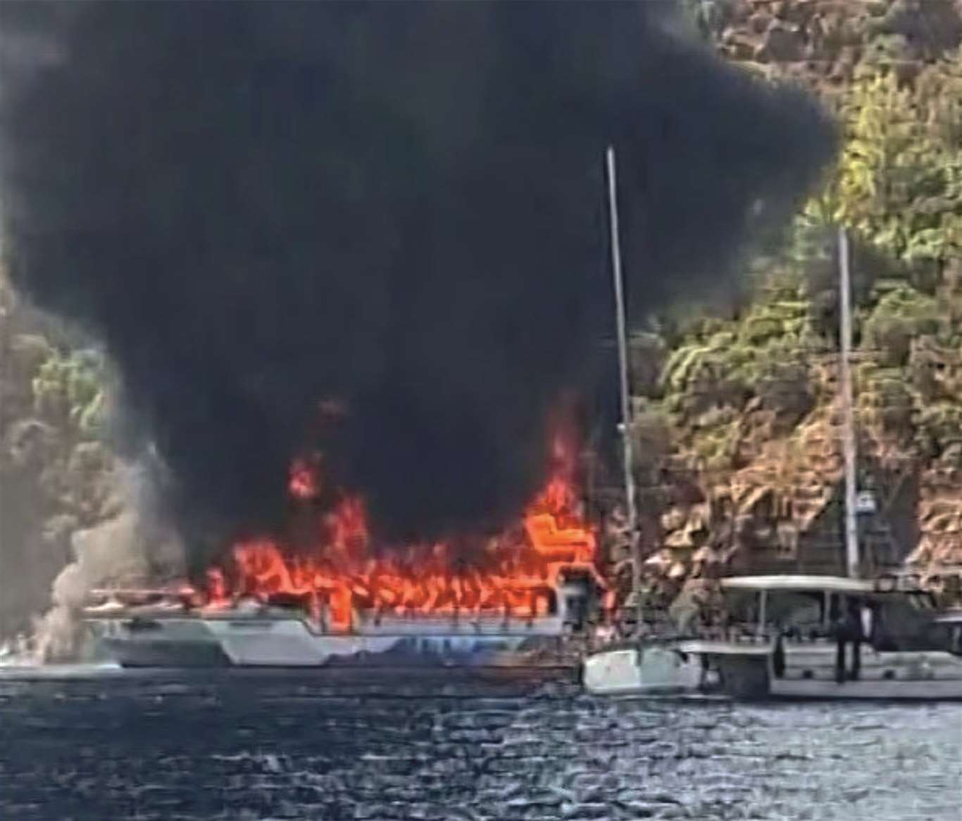 Fethiye açıklarında gezi teknesinde yangın: 115 kişi tahliye edildi haberi
