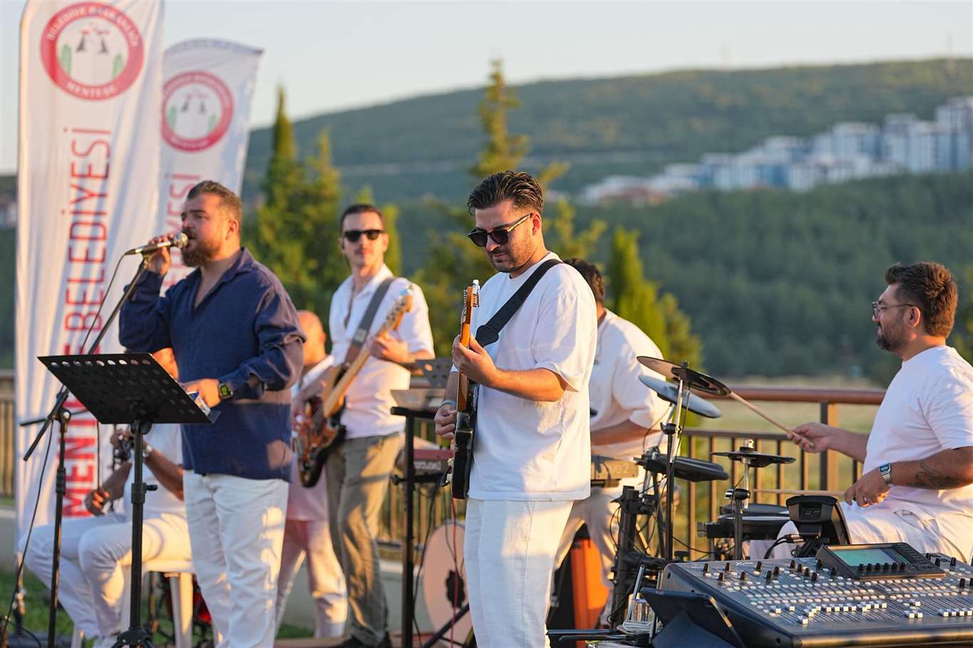 Menteşe’de “Gün Batımı Konserleri” kapsamında Hamdi Demirtaş Sahne aldı haberi