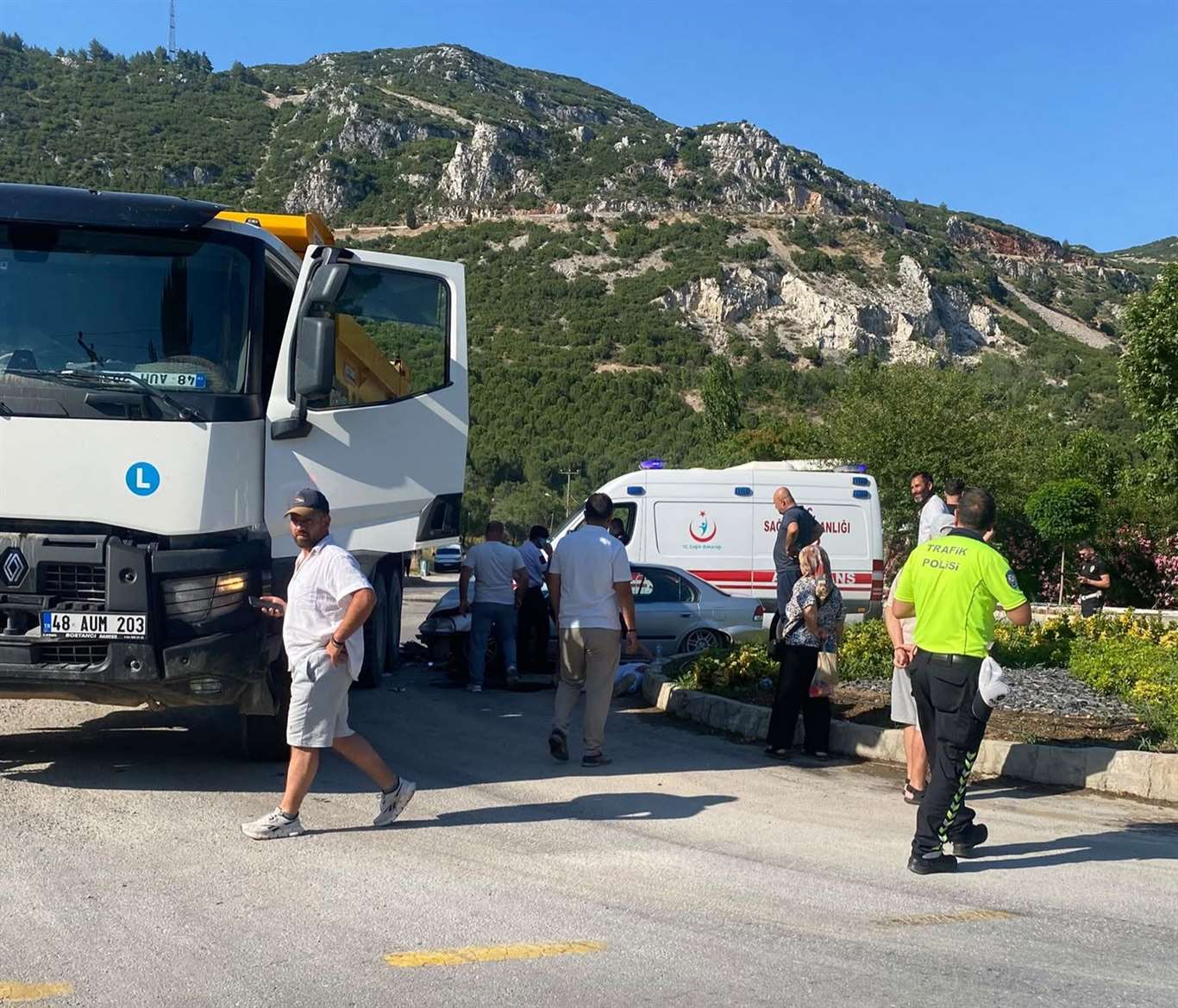    Menteşe'de kamyona çarpan otomobilin sürücüsü yaralandı haberi