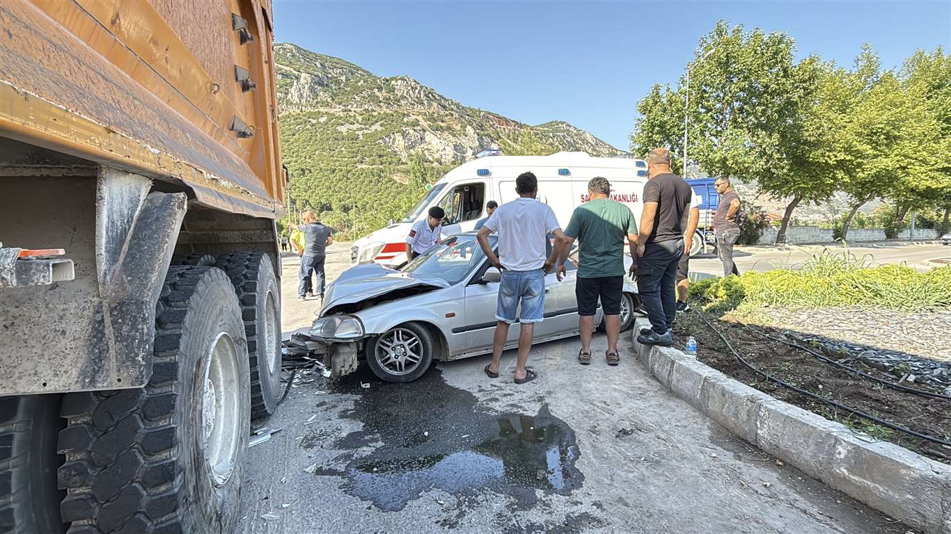  Kamyona arkadan çarpan genç sürücü yaralandı haberi
