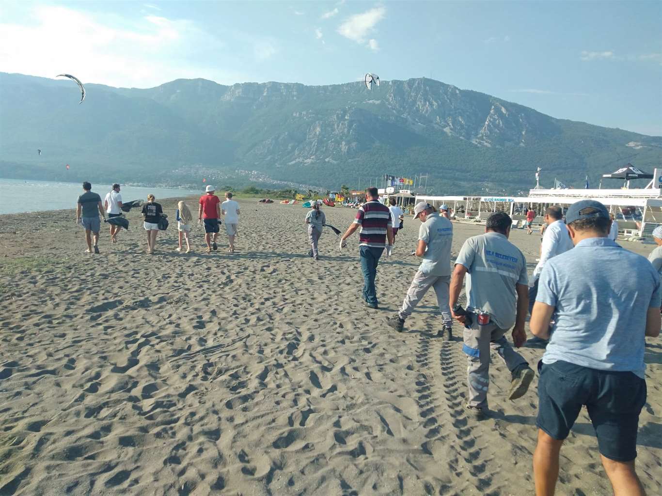       Akyaka Kitesurf Alanı'nda çevre temizliği etkinliği haberi