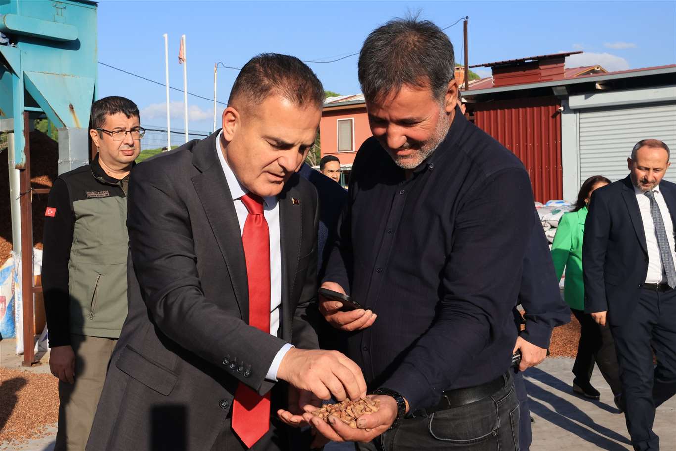 Vali Akbıyık, künar üreticilerinin taleplerini dinledi haberi