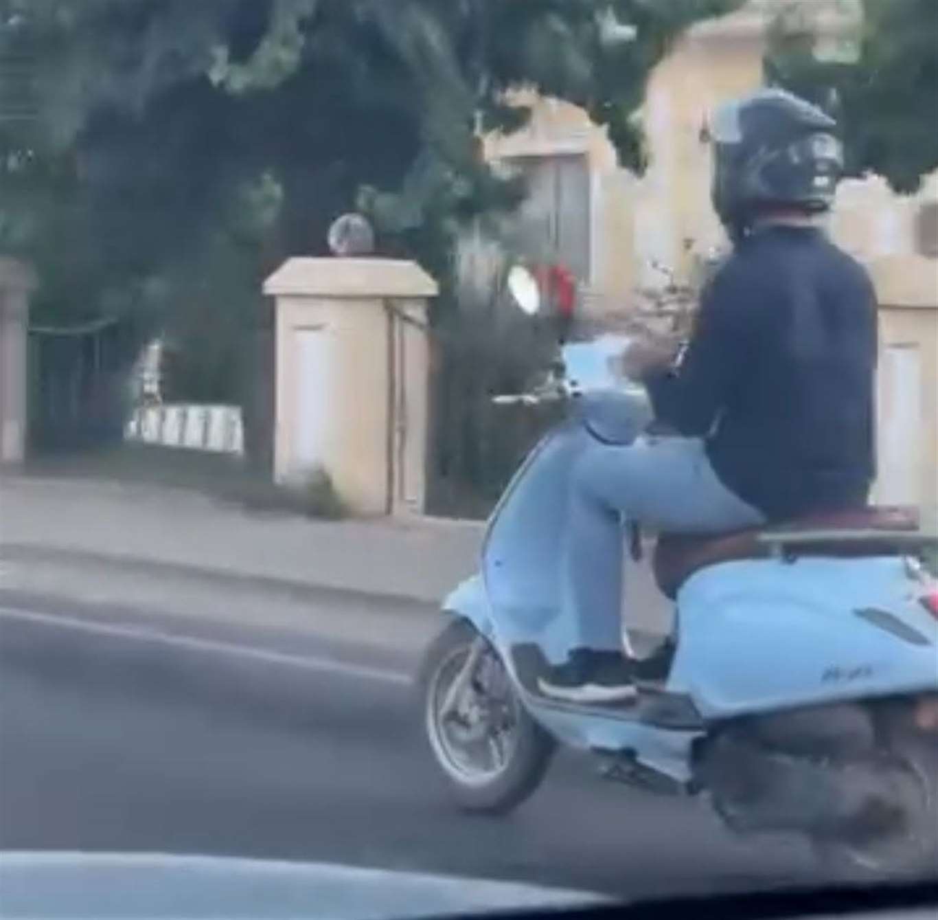 Menteşe’de yola izmarit atan motosiklet sürücüsüne ceza haberi