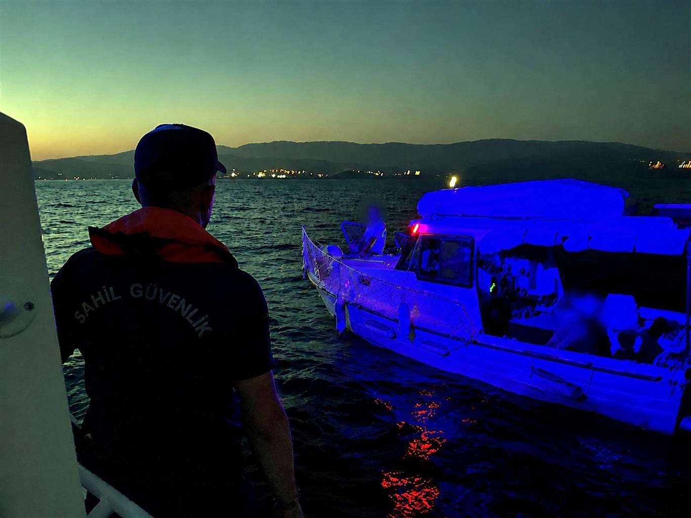 Motor arızası yapan tekne ve içindeki iki kişi kurtarıldı haberi