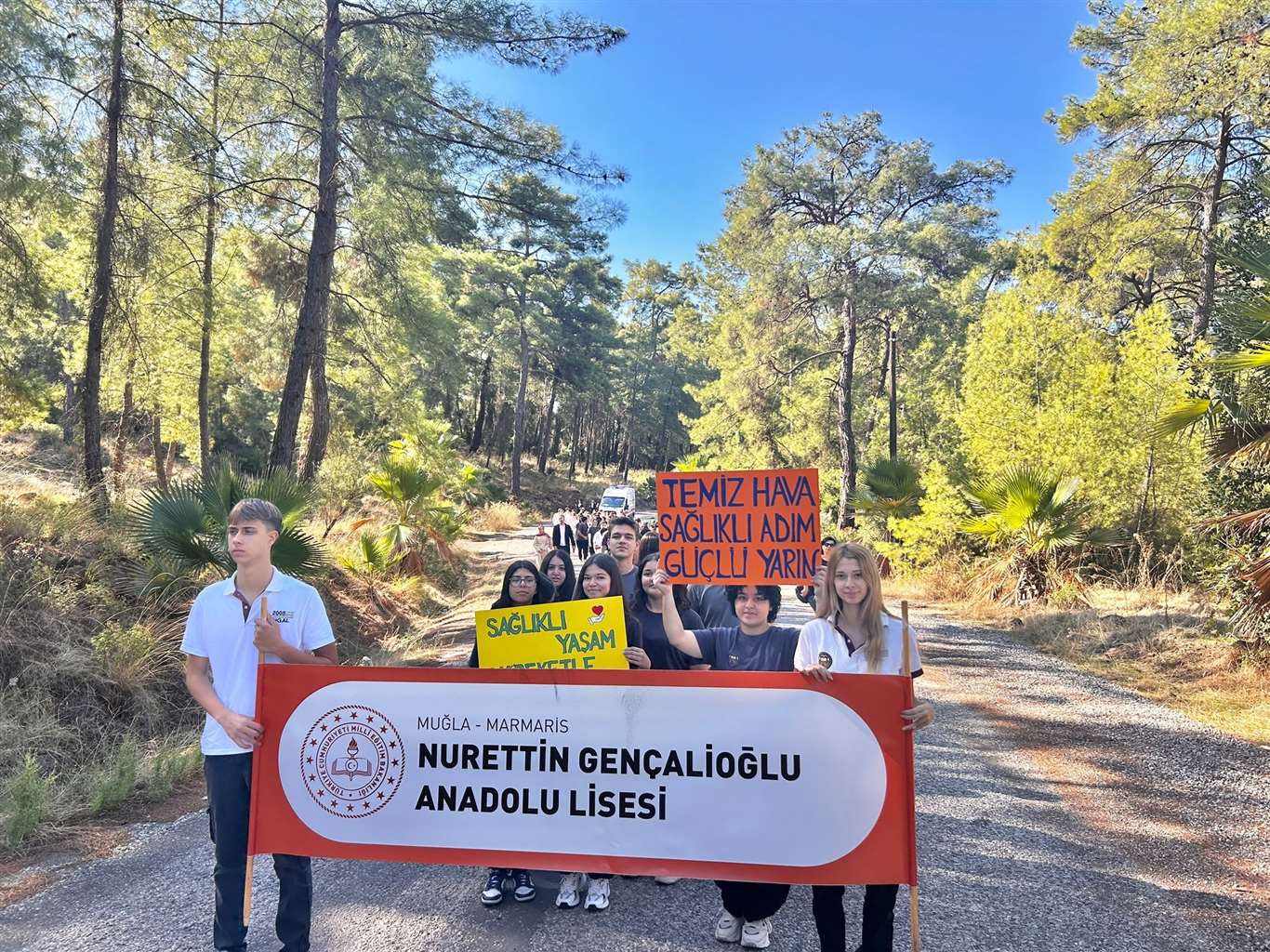    Marmaris'te öğrenciler sağlıklı yaşam için yürüdü haberi