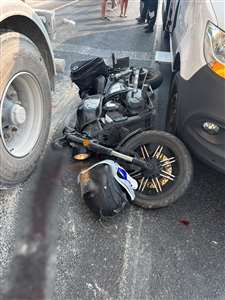 Önce servis aracına ardından tıra çarpan motosiklet sürücüsü ağır yaralandı haberi