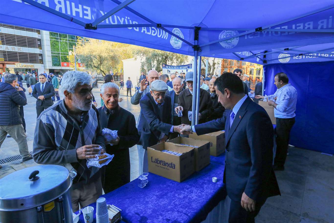    Başkan Aras'tan bayram sabahı vatandaşlara simit ve peynir haberi