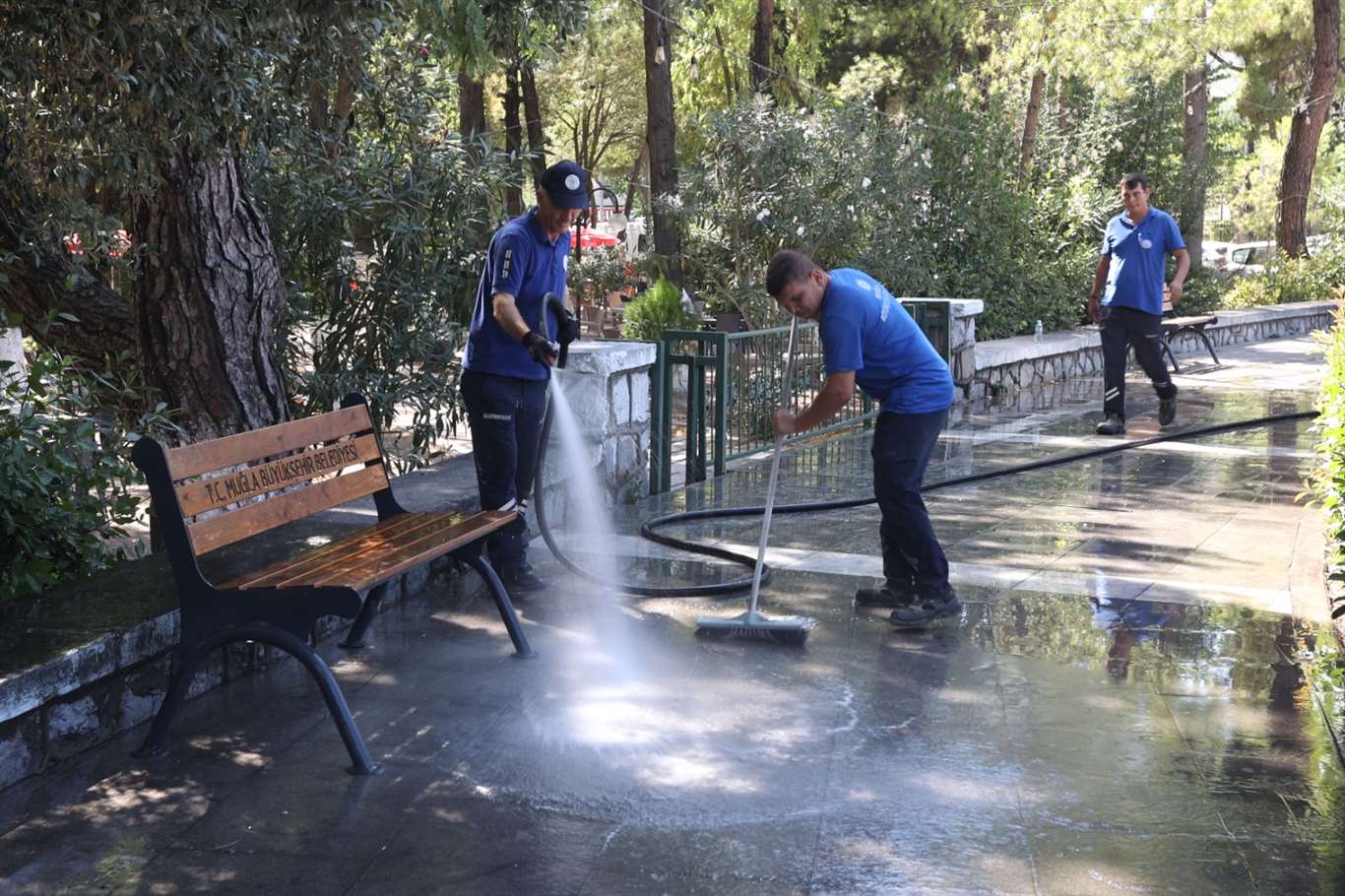       Büyükşehir 13 ilçede temizlik çalışmalarını sürdürüyor haberi