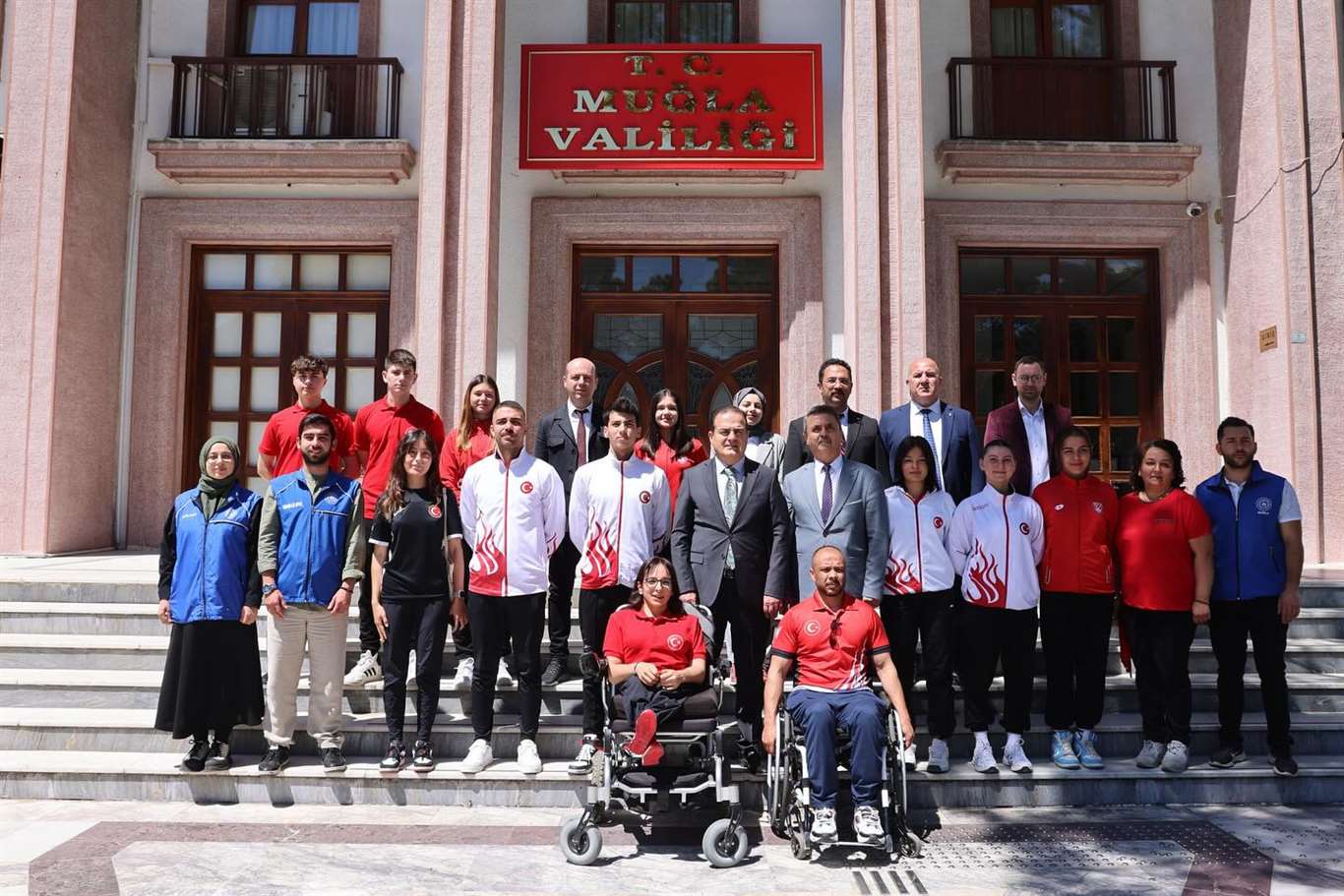   Milli sporculardan Vali Akbıyık'a ziyaret haberi