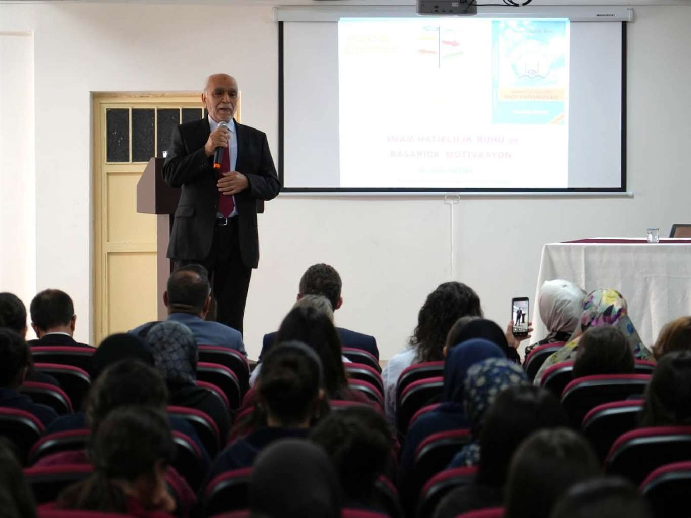 Muğla'da öğrenciler yazar Mustafa Turan ile bir araya geldi haberi