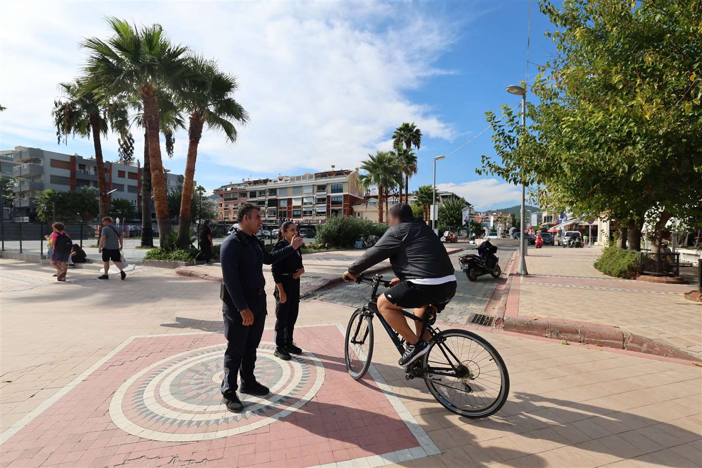  Marmaris’te zabıtadan yaya yolu denetimi haberi