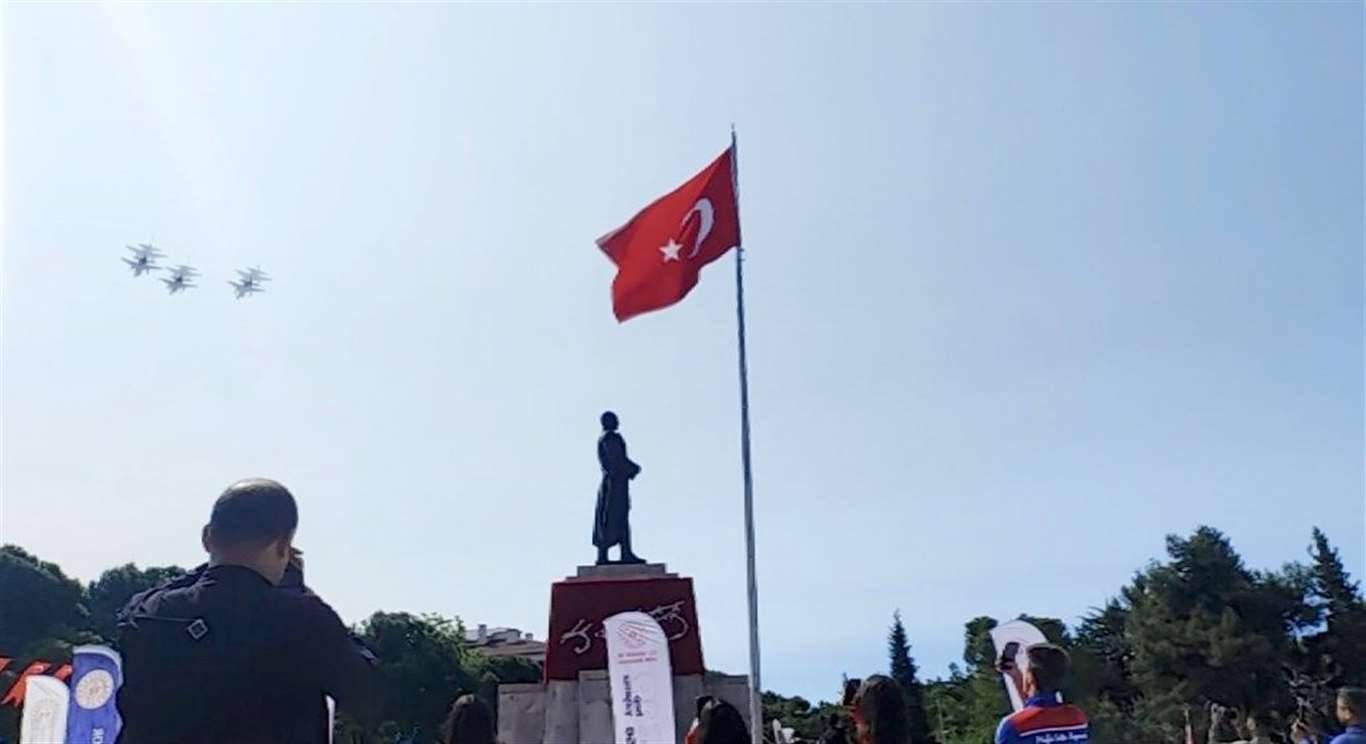 Muğla'da 19 Mayıs kutlandı: F-16'lar gökyüzünde, gençler yerde coştu haberi