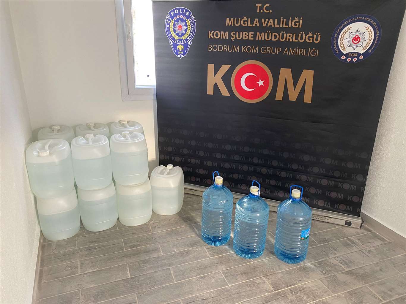       Bodrum'da 385 litre sahte içki ele geçirildi haberi