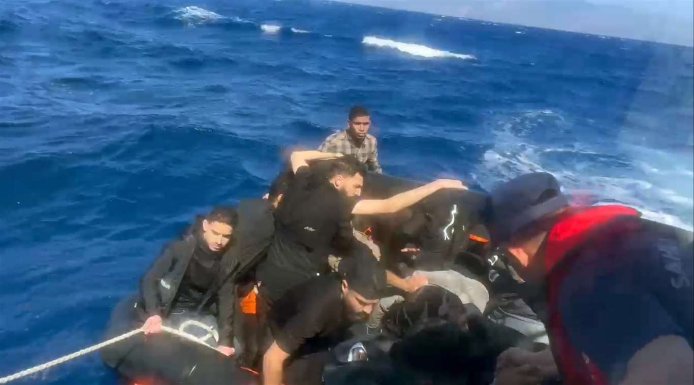 Yunanistan'ın geri ittiği 27 düzensiz göçmen kurtarıldı haberi