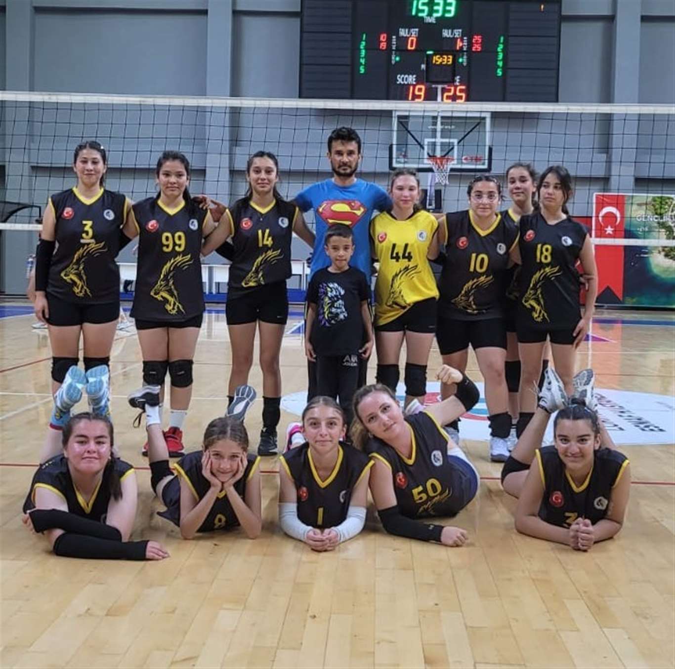 Köyceğiz Akademi Spor Kulübü voleybol kız takımı yenilgisiz grup birincisi oldu haberi