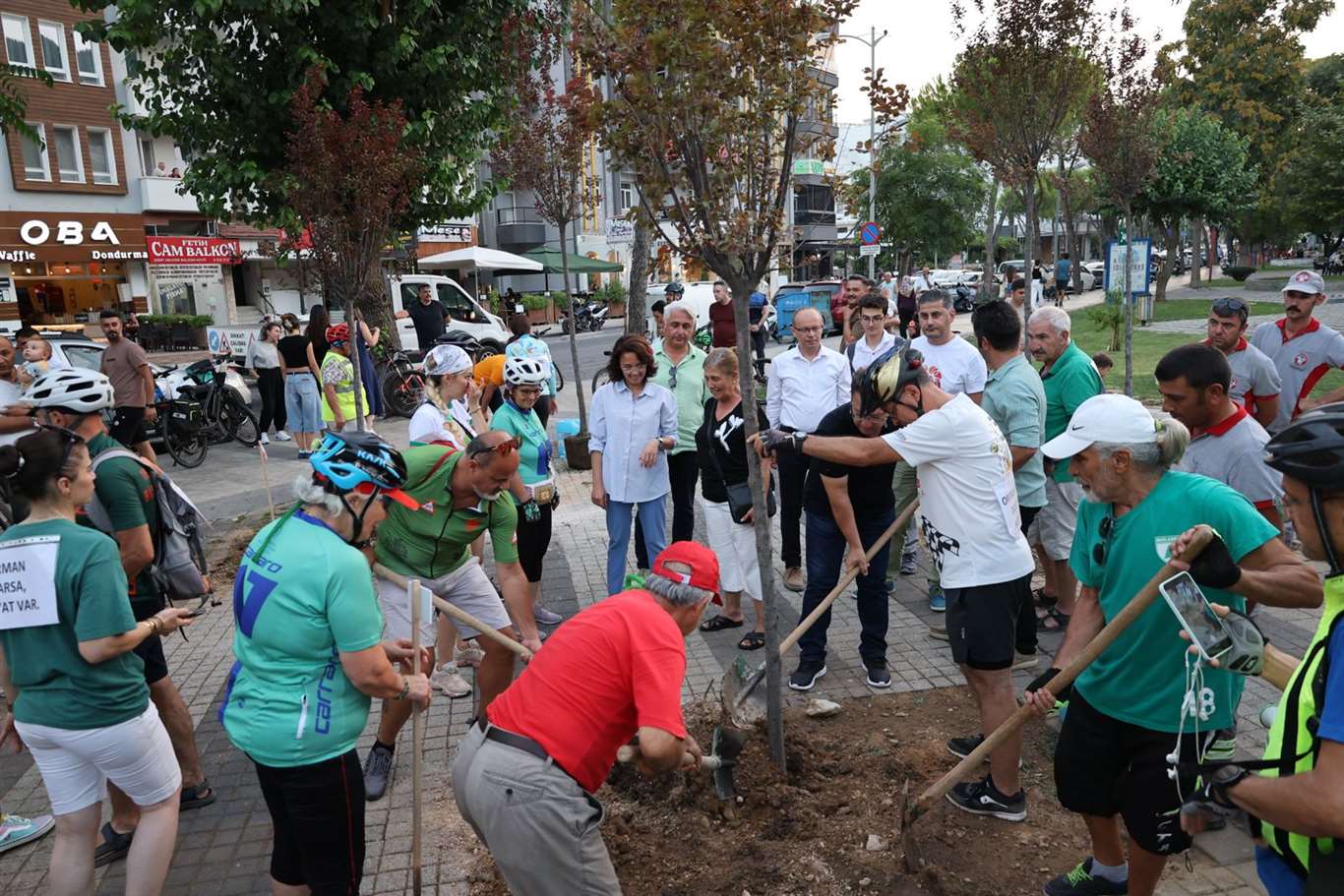 Orman yangınlarına dikkat çekmek için pedal çevrildi, fidanlar dikildi haberi