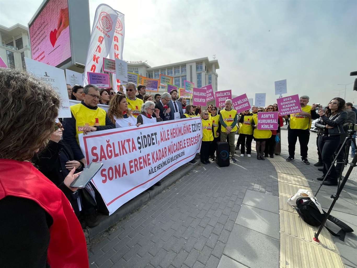 Muğla Aile Hekimleri Derneği, bakanlık önünde eylem yaptı haberi