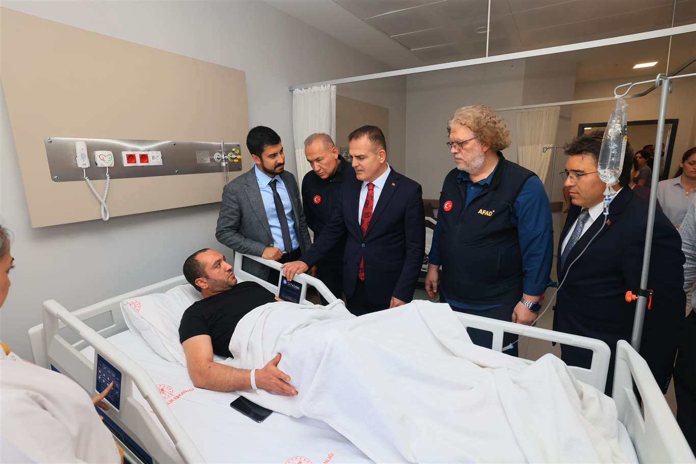  Vali Akbıyık'tan depremde yaralanan vatandaşlara ziyaret haberi