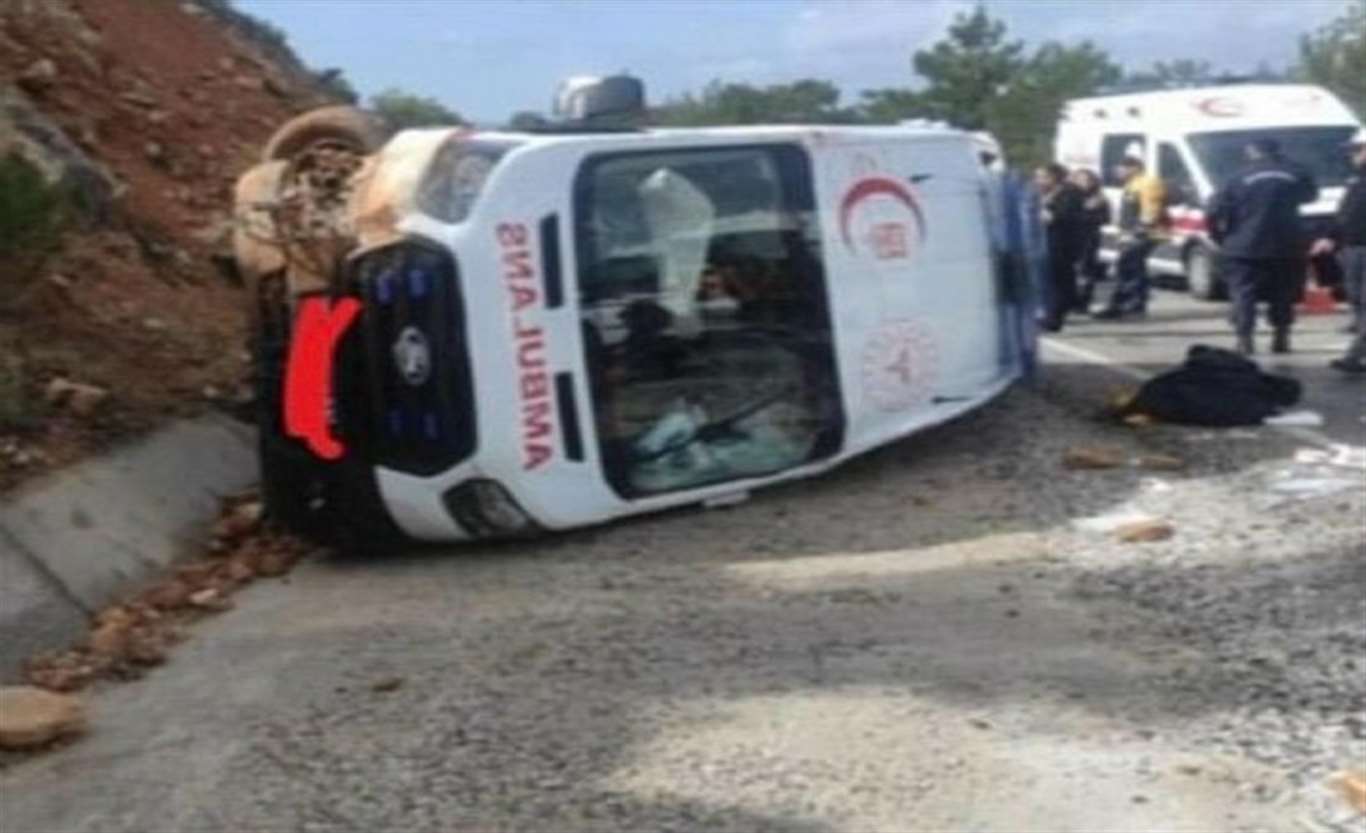 Ambulans devrildi, 3 sağlık çalışanı yaralandı haberi