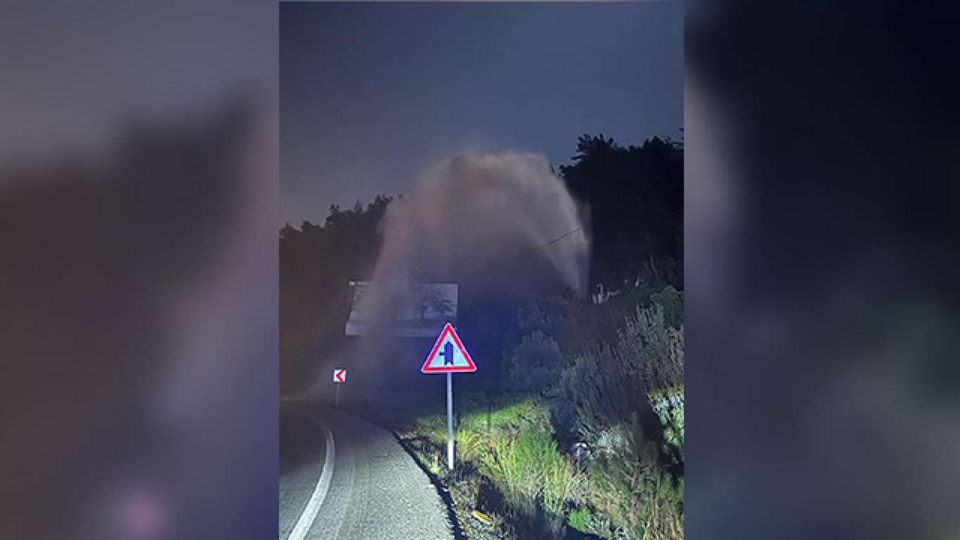 Bodrum'da içme suyu hattı patladı, tonlarca su yola aktı haberi