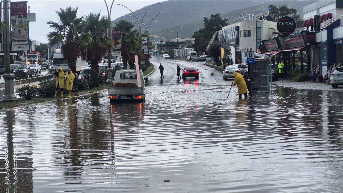    Bodrum'da ana yol göle döndü, araçlar mahsur kaldı haberi