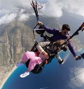 Annesinin küllerini yamaç paraşütüyle Ölüdeniz'e serpti haberi