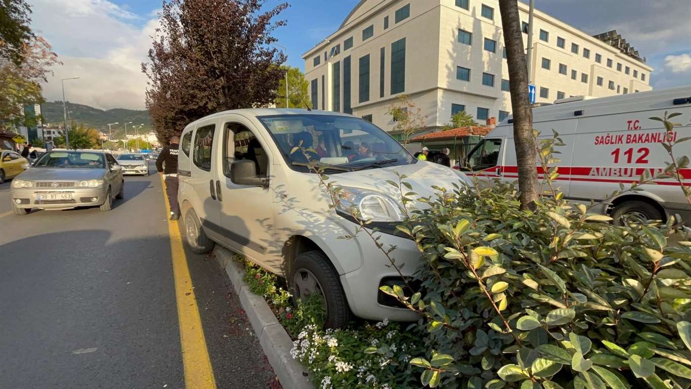 Menteşe'de refüje çıkan aracın sürücüsü yaralandı haberi