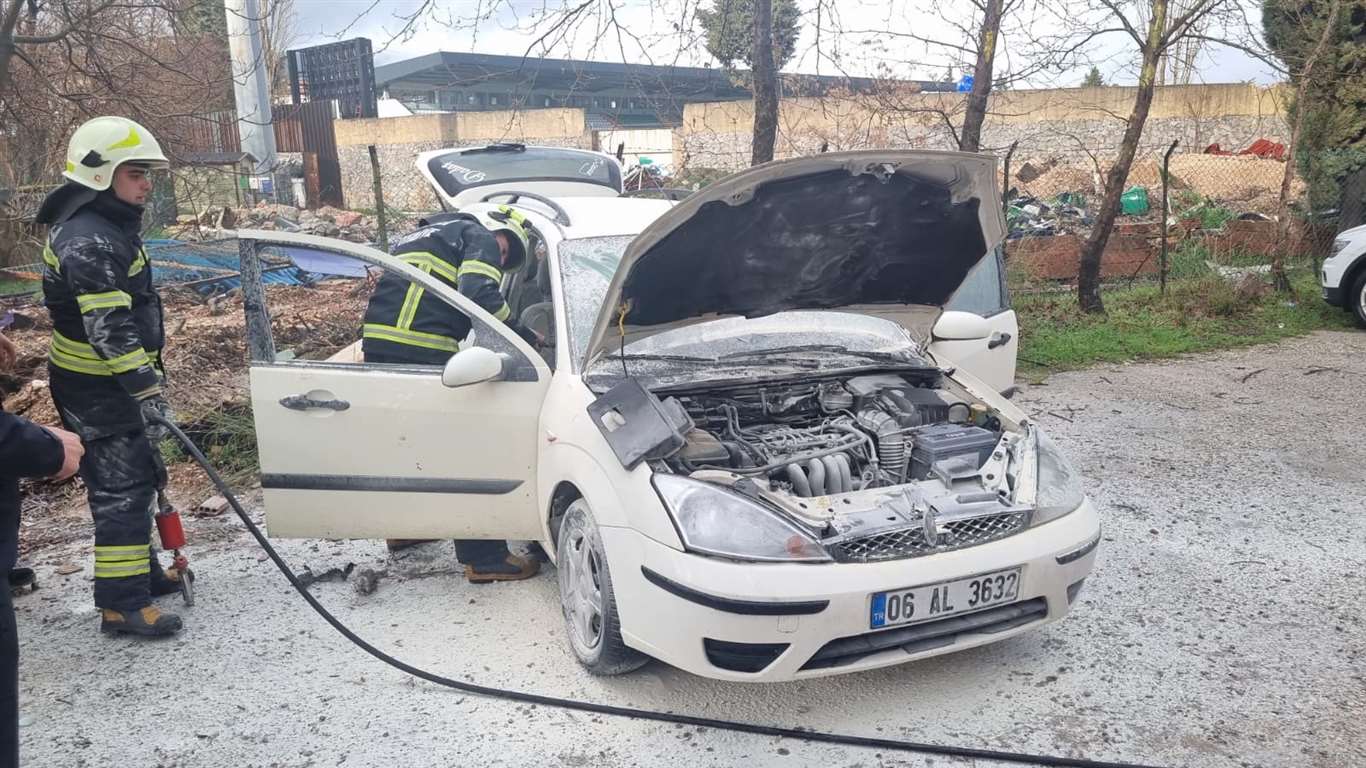 Muğla'da park halindeki otomobil alev aldı haberi