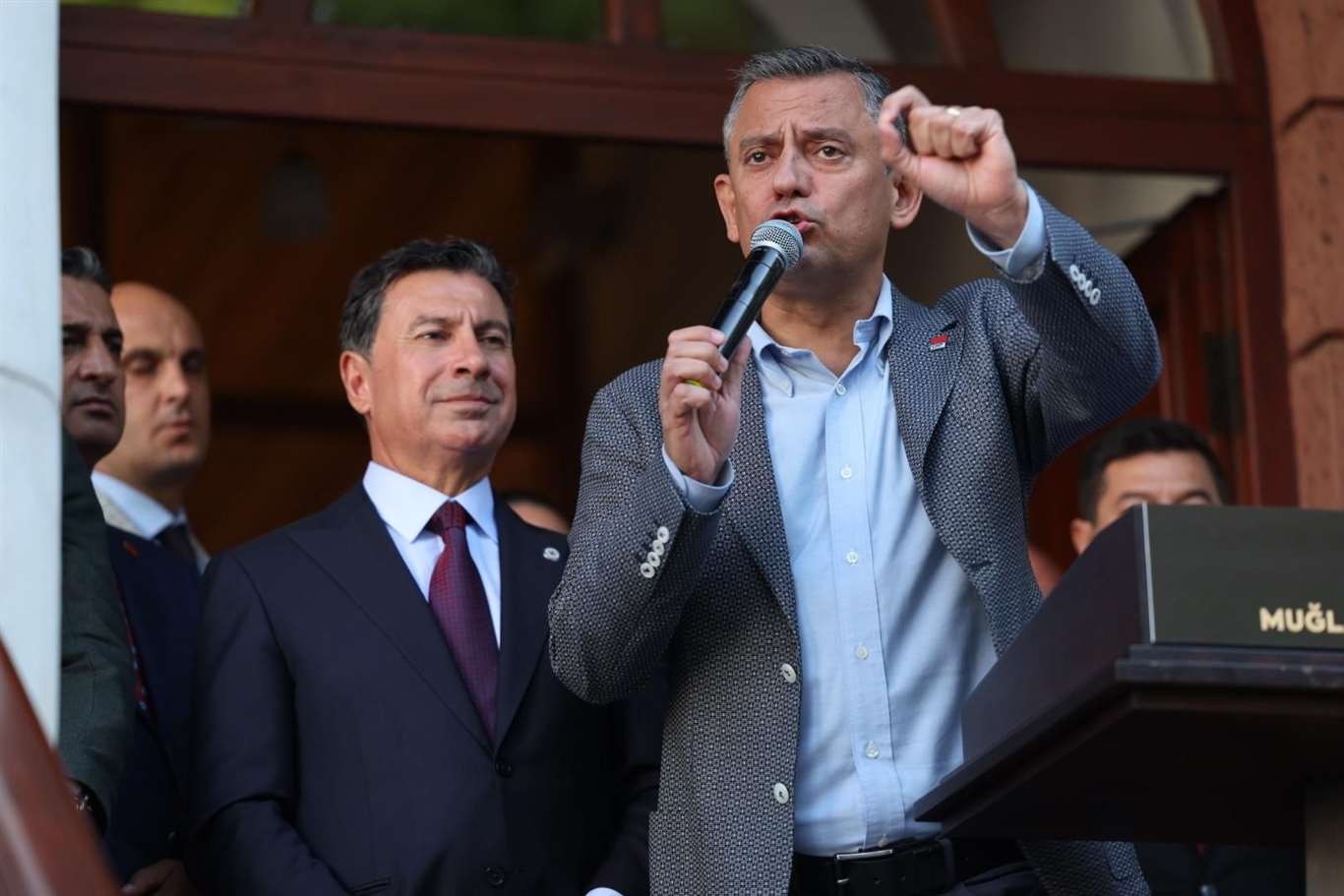 Aras ve Özel, küresel ilerici toplantı için İspanya'ya gidiyor haberi