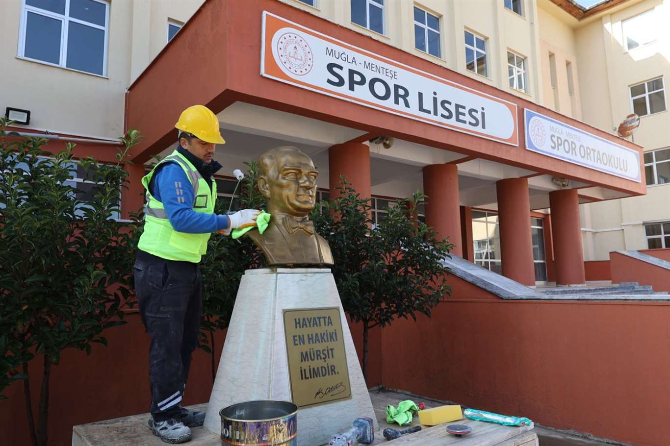 Ara tatilde okul bakım ve Atatürk büstü çalışmaları tamamlandı haberi