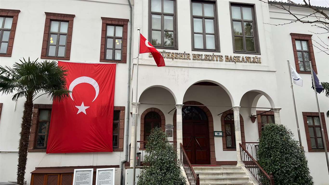 Muğla'da belediye binaları al bayraklarla donatıldı haberi