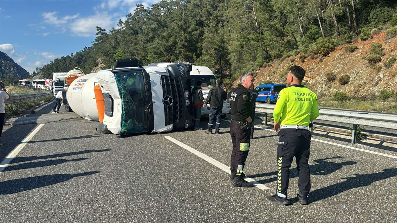 Marmaris'te beton mikseri devrildi, şoför burnu bile kanamadan kurtuldu haberi