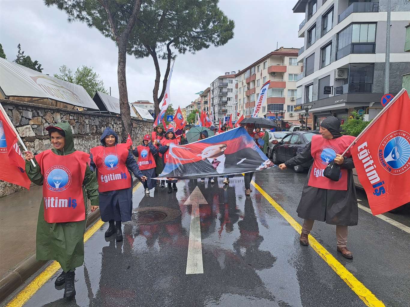 Muğla'da 1 Mayıs yoğun yağmur altında kutlandı haberi