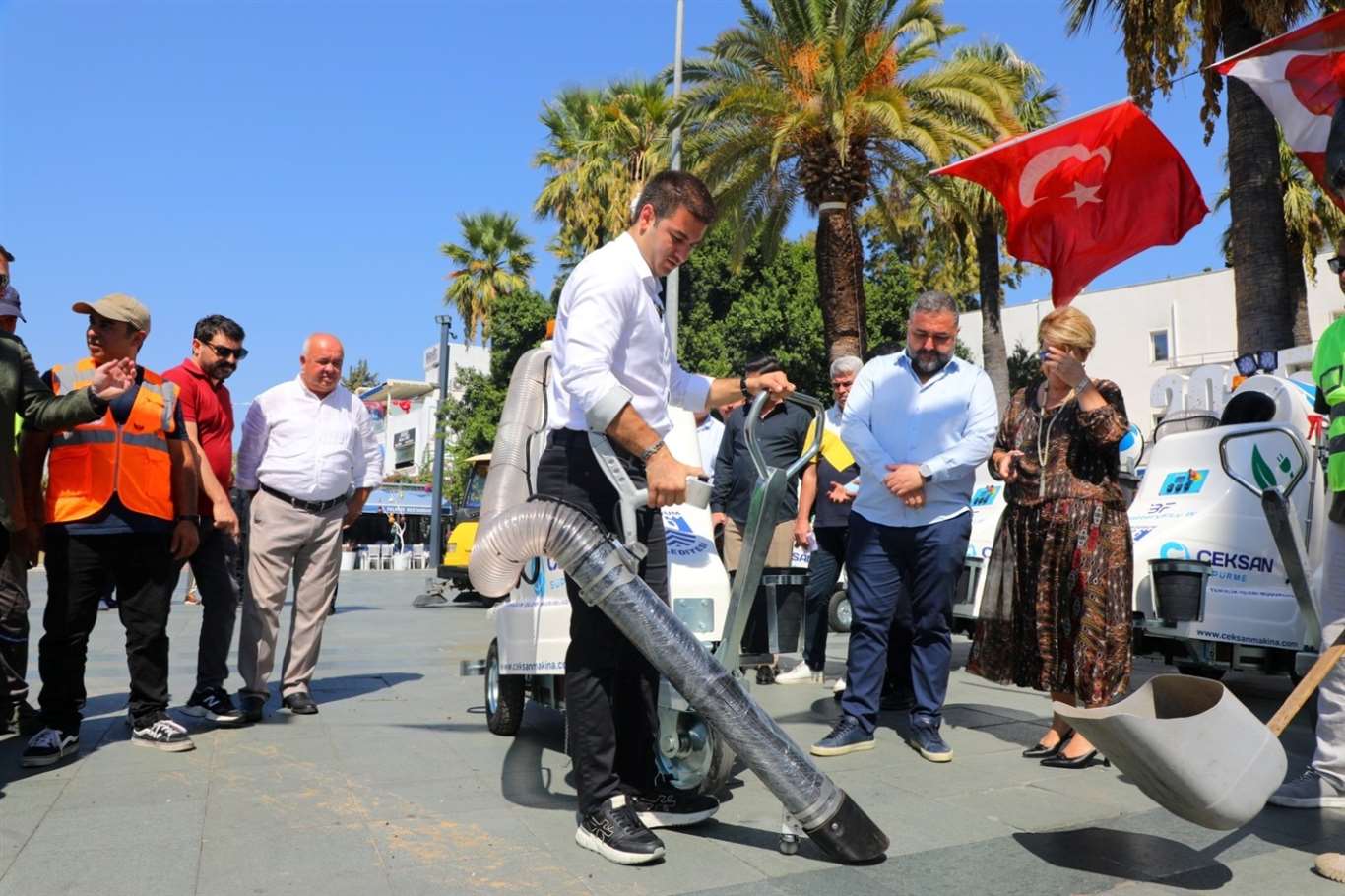 Bodrum'da elektrikli süpürge araçları hizmete girdi haberi
