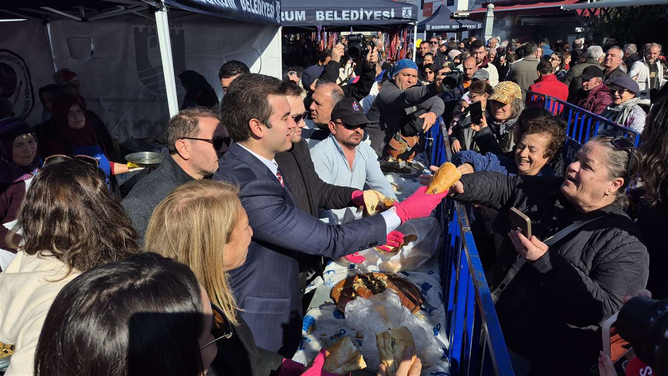 Bodrum'da 10. Hamsi Festivali: 3 ton hamsi ikram edildi haberi