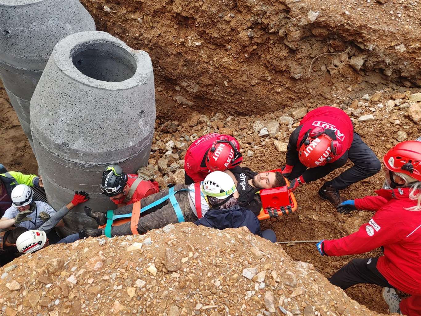 Bodrum'da işçiler toprak altına kaldı haberi