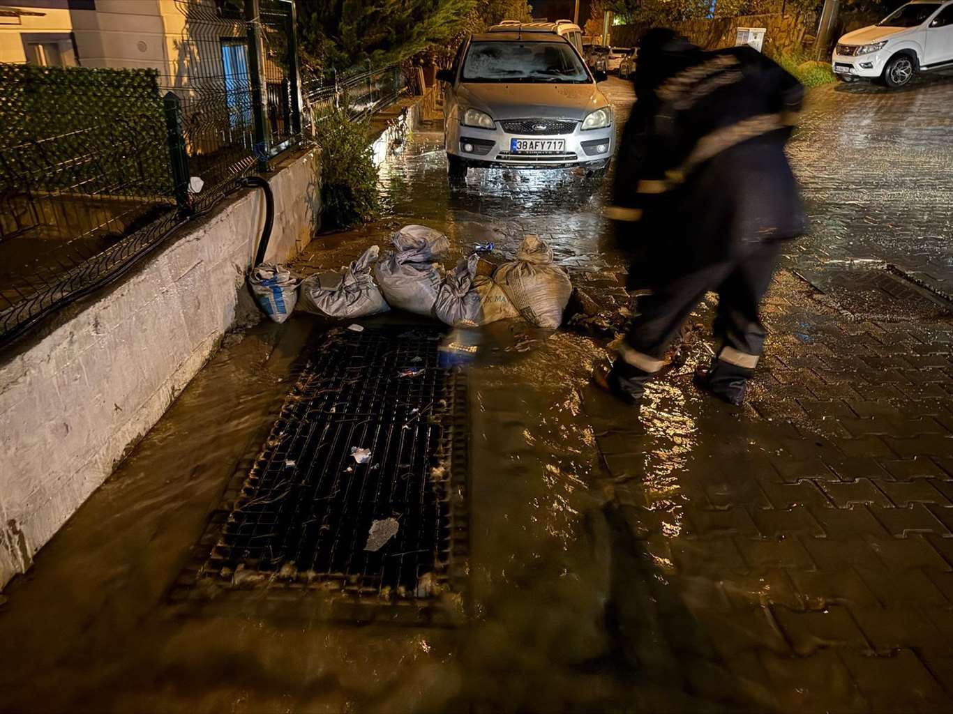  Bodrum'da sağanak etkili oldu: 6 ev ve depoyu su bastı haberi