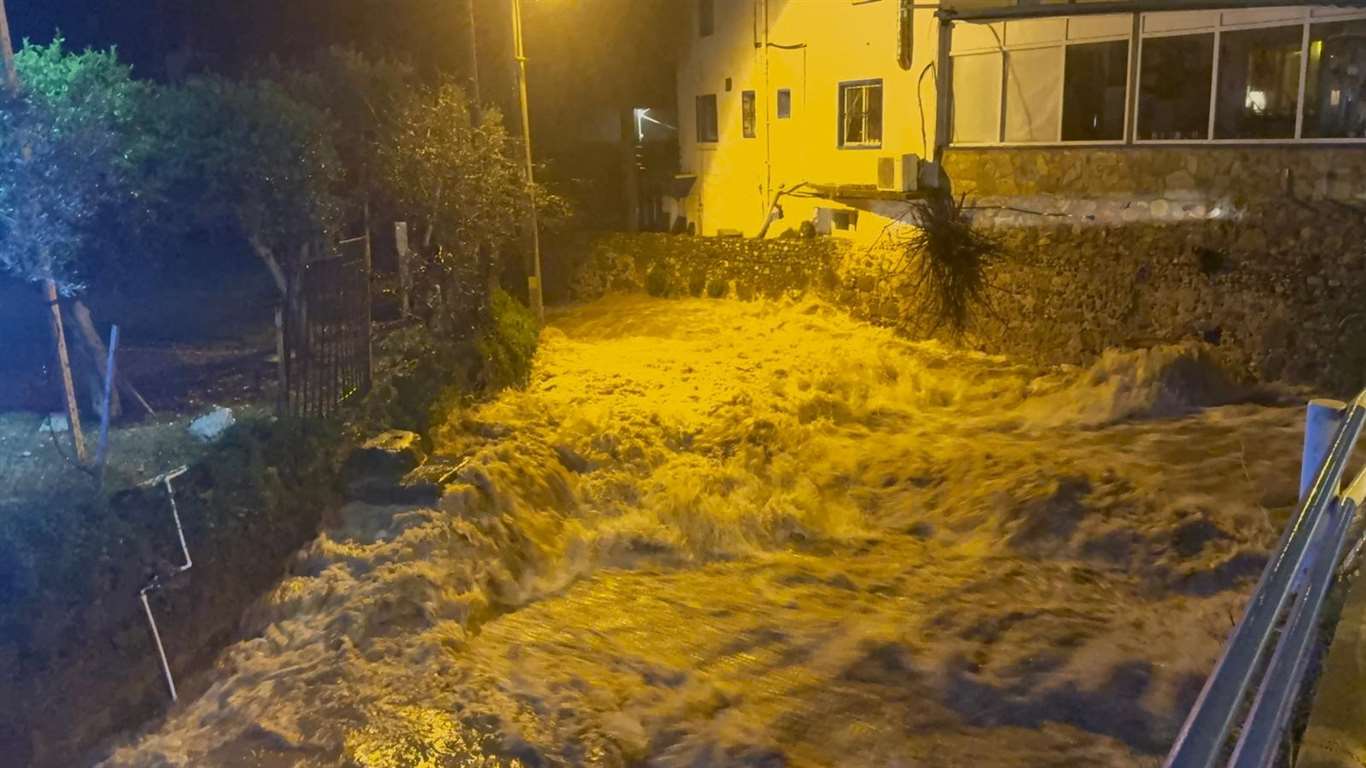 Bodrum sağanak yağışa teslim oldu: Yollar göle döndü, evleri su bastı haberi
