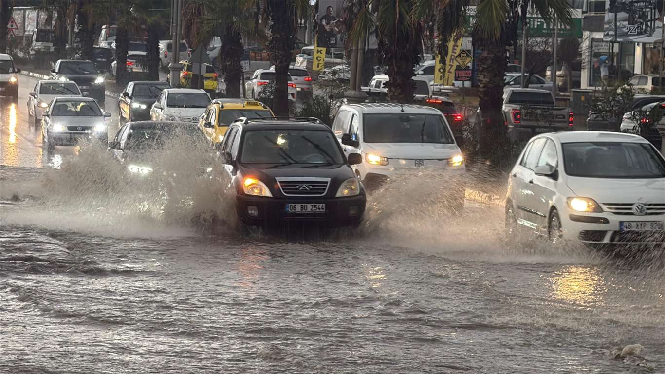 Bodrum'da sağanak yağış hayatı felç etti haberi