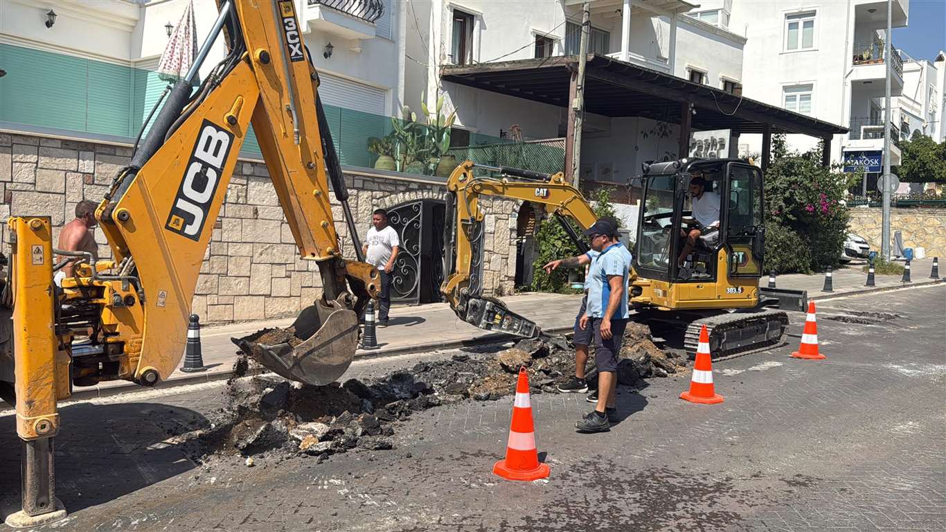 Bodrum'da su hattı patladı, iş yeri sular altında kaldı haberi